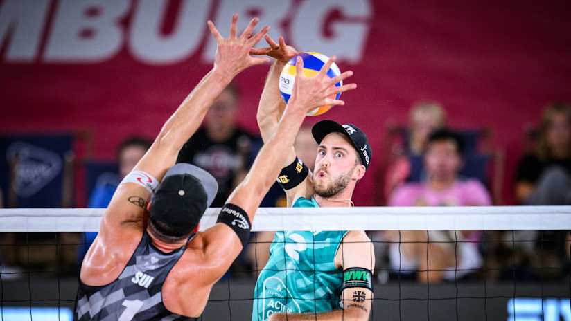 Wickler goes against Heidrich block at the net